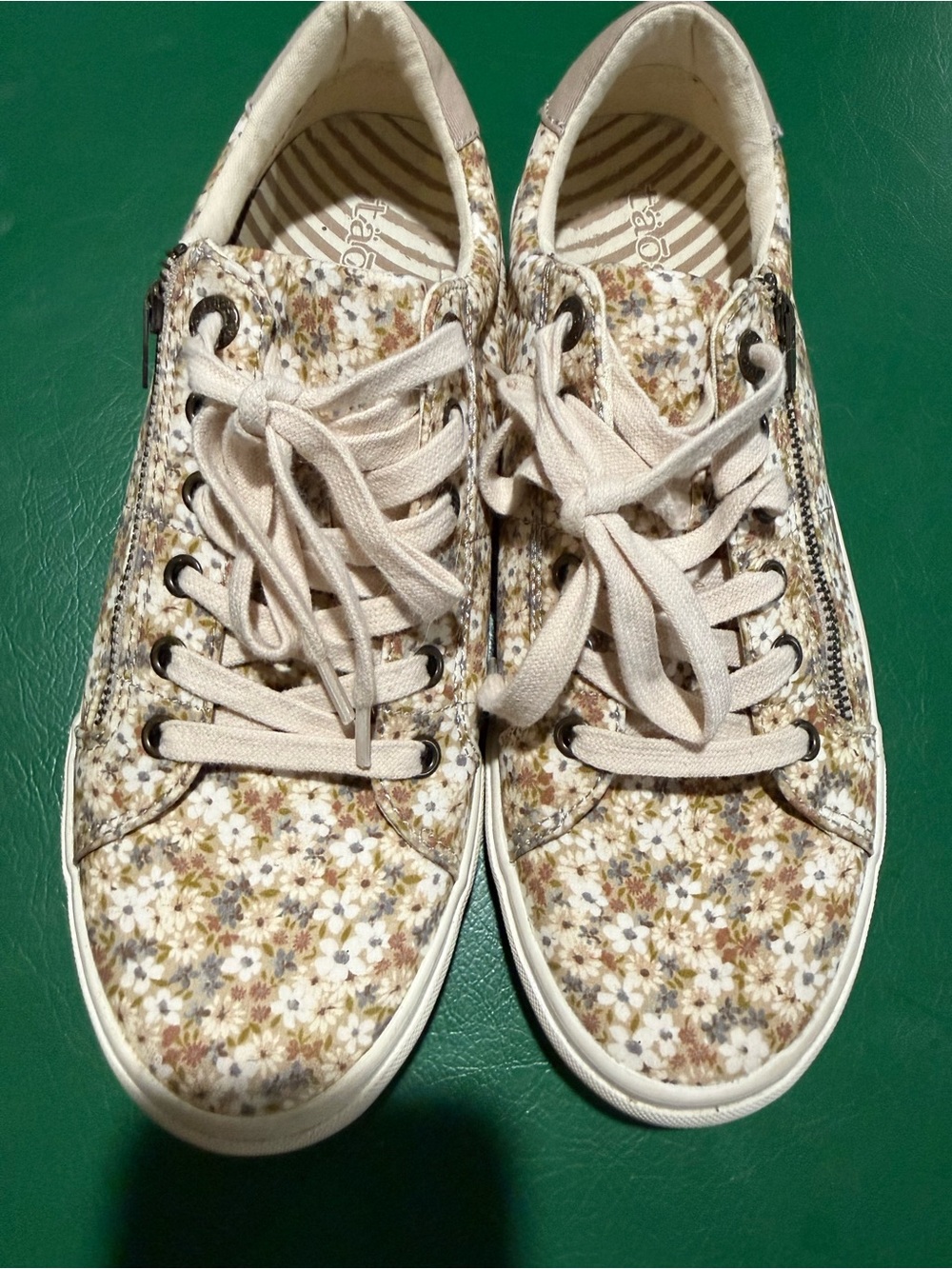 Taos Z Soul in muted floral size 10